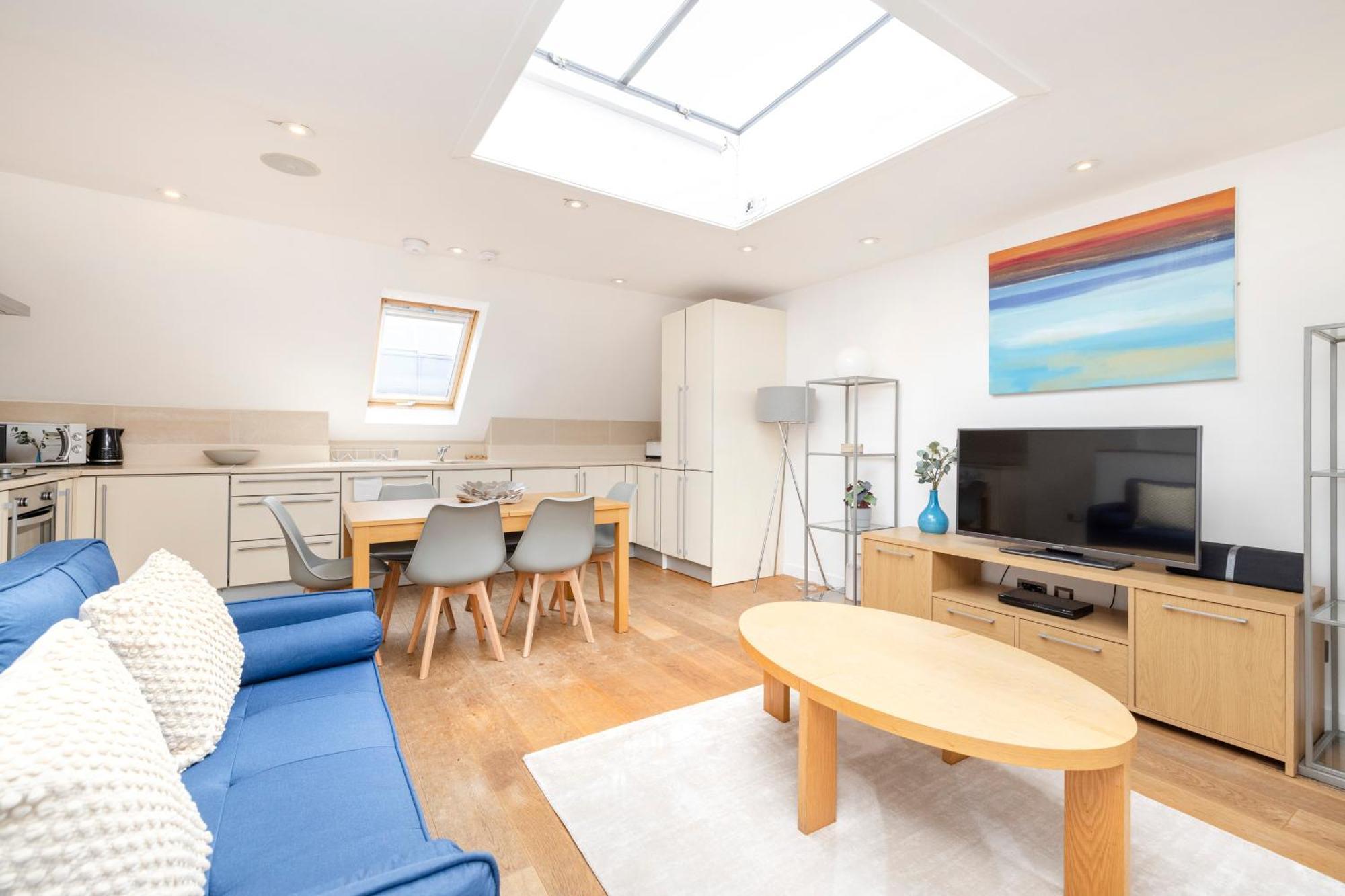 Joivy Chic 2-br Flats Near Castle Apartment *