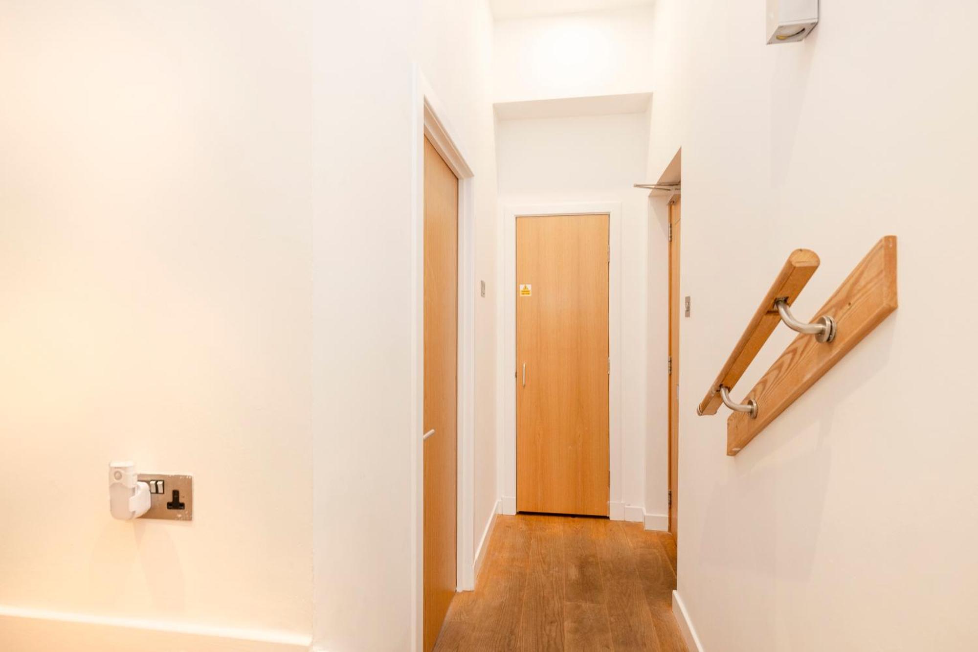 Joivy Chic 2-br Flats Near Castle * Edinburgh