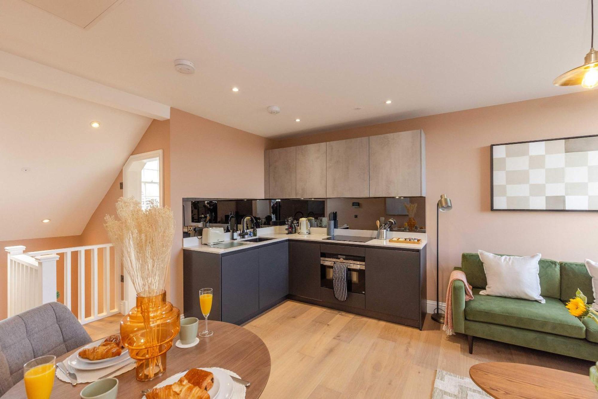 Dragon Luxury Serviced At Albyn Place *