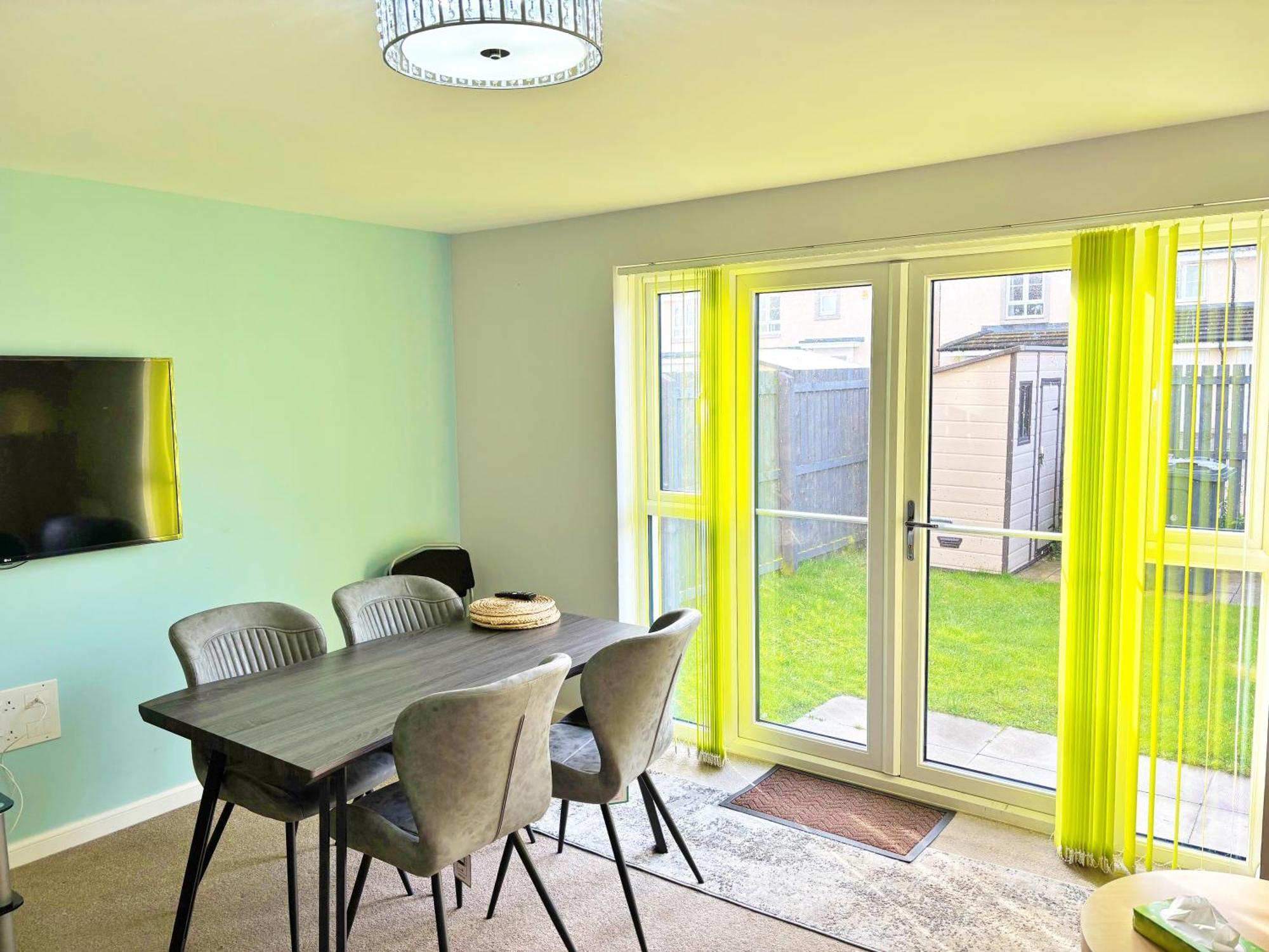 3 Bed House With Parking Near Airport Vakantiehuis