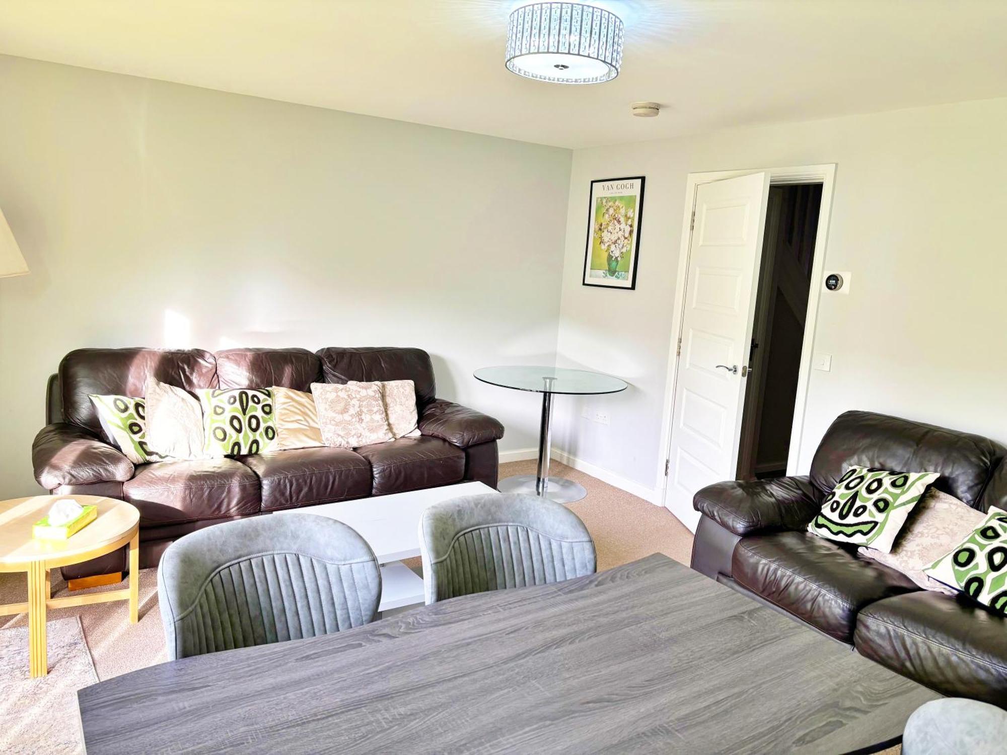 Vakantiehuis 3 Bed House With Parking Near Airport