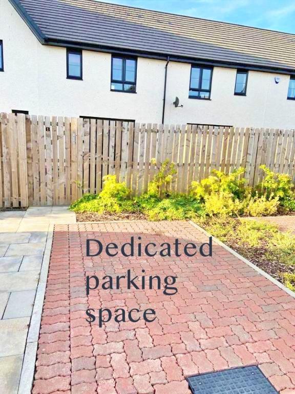 Vakantiehuis 3 Bed House With Parking Near Airport EDI
