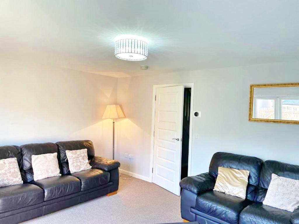 3 Bed House With Parking Near Airport *