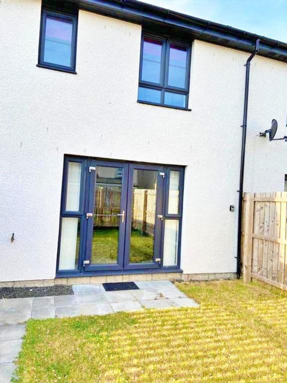 3 Bed House With Parking Near Airport * EDI