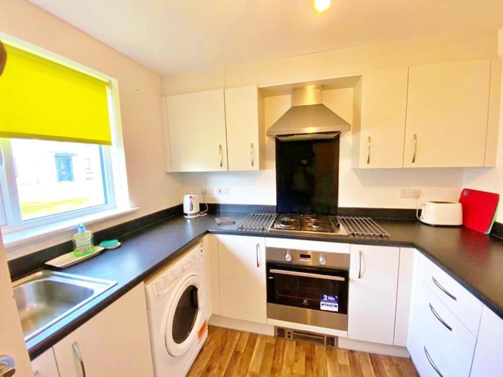 3 Bed House With Parking Near Airport