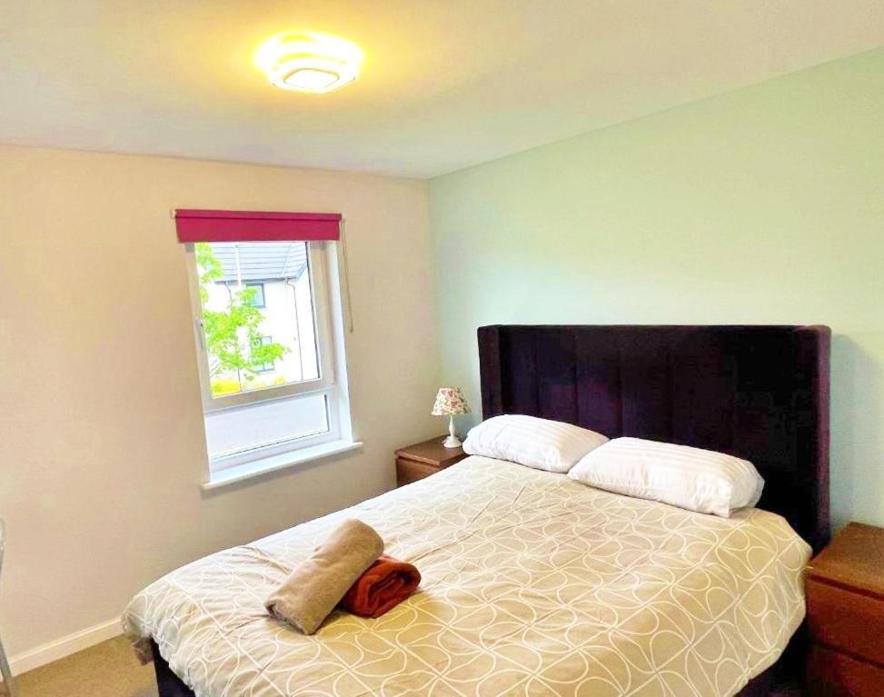 3 Bed House With Parking Near Airport Vakantiehuis