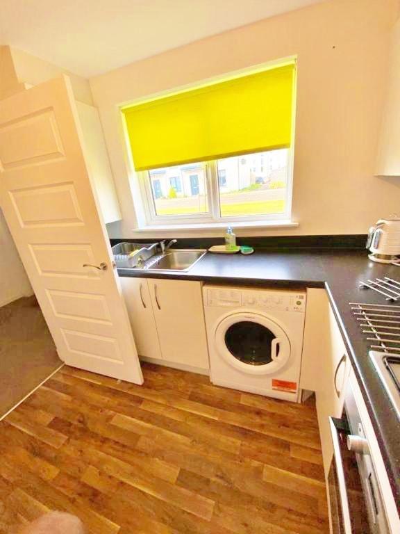Vakantiehuis 3 Bed House With Parking Near Airport *