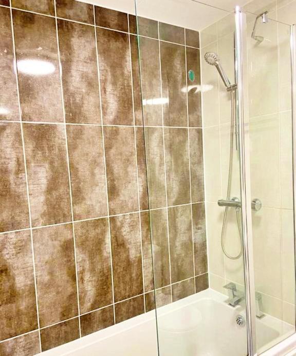 3 Bed House With Parking Near Airport * EDI