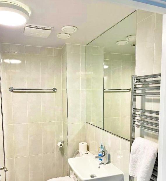 3 Bed House With Parking Near Airport Vakantiehuis *