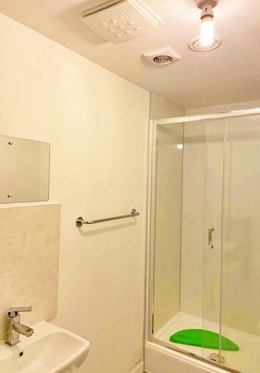 Vakantiehuis 3 Bed House With Parking Near Airport *