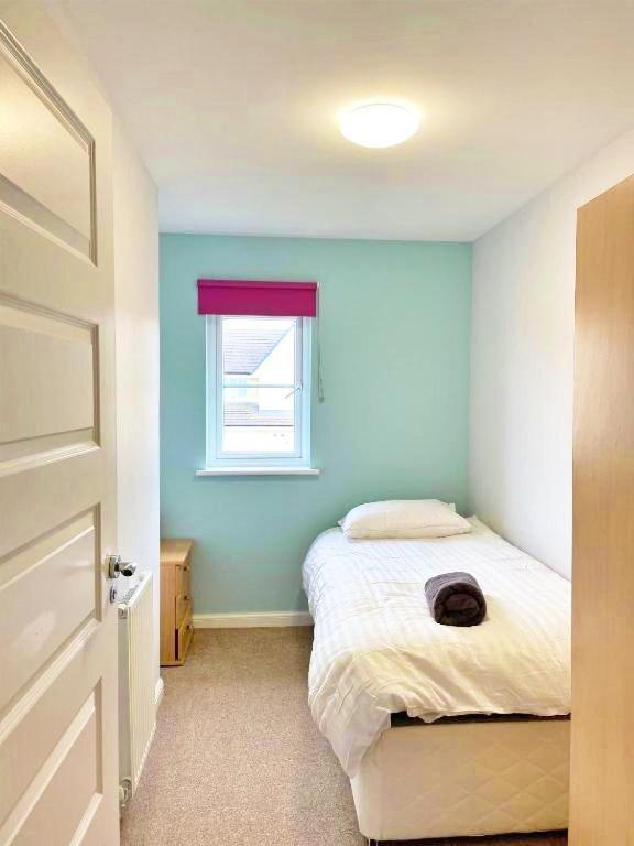 3 Bed House With Parking Near Airport