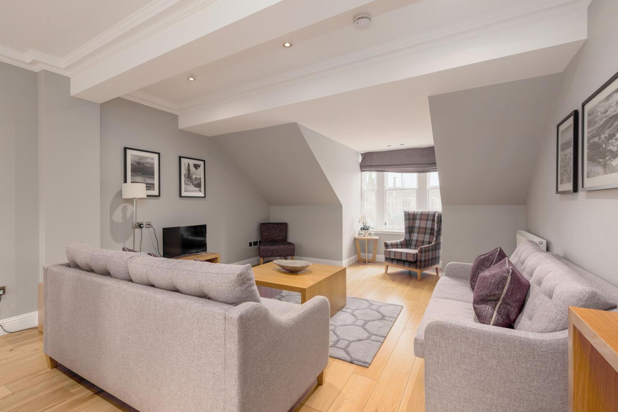 Destiny Scotland - Princes Street Apartment Edinburgh