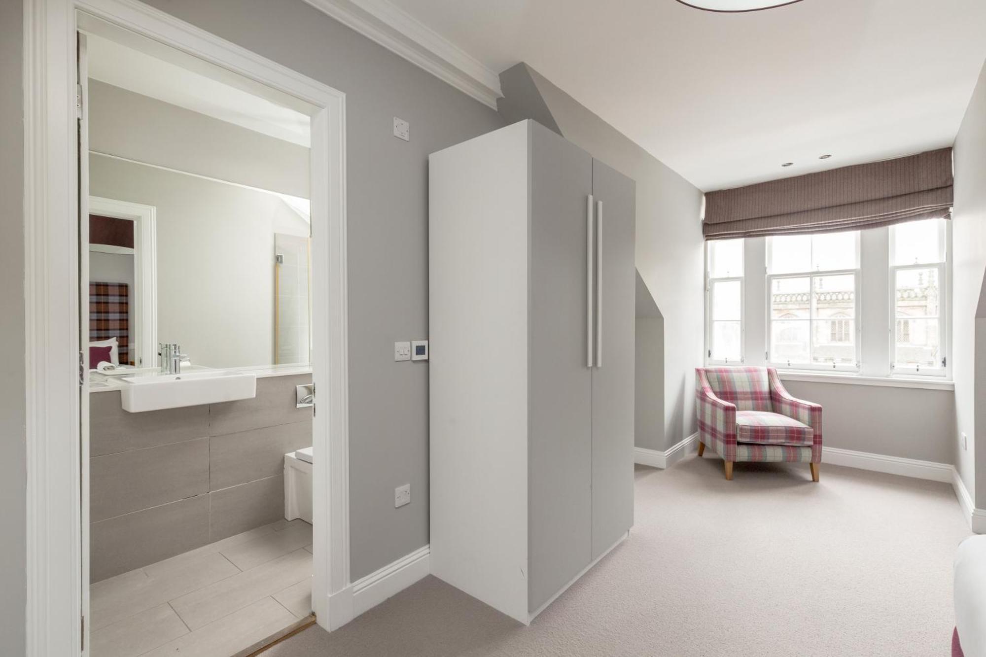 Destiny Scotland - Princes Street Apartment Edinburgh