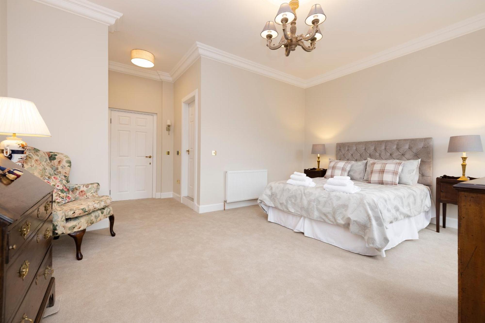 Apartment Deluxe 3-bedroom On Princes Street Overlooking Castle EDI