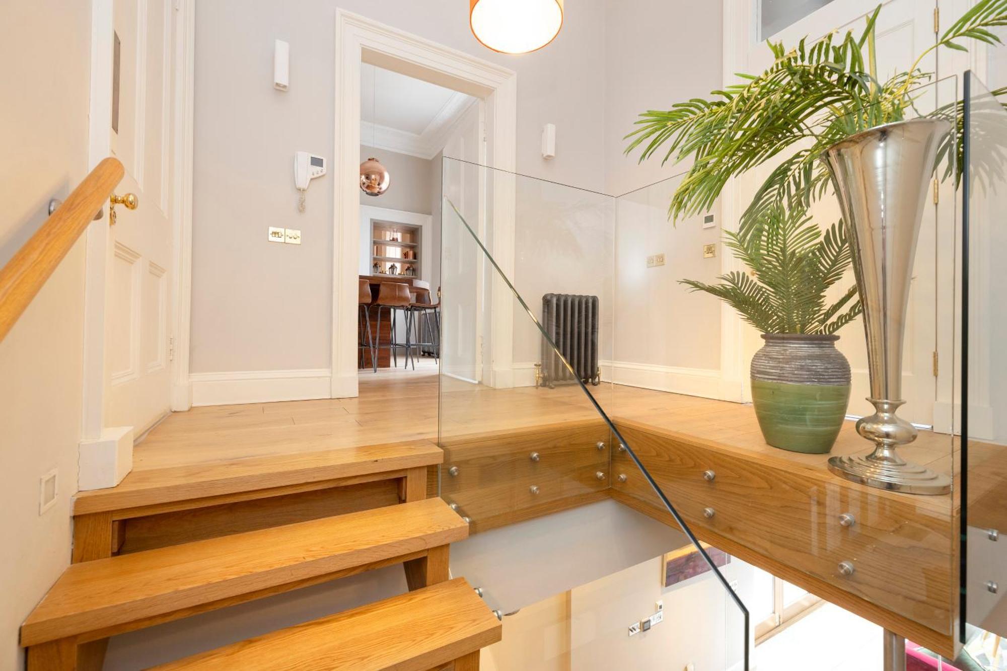 Joivy Ultra Luxe Near Princes Street Apartment Edinburgh