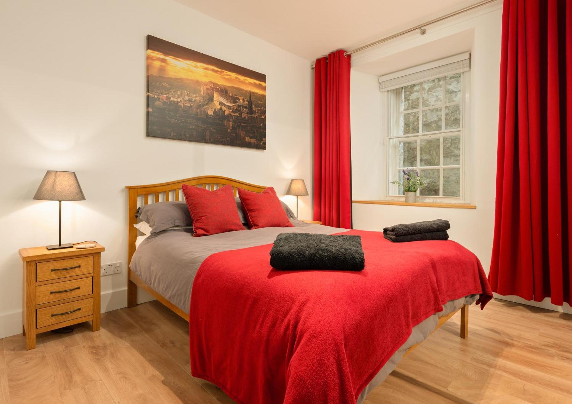 Heart Of Edinburgh's Historic Old Town - Blair Street Apartment