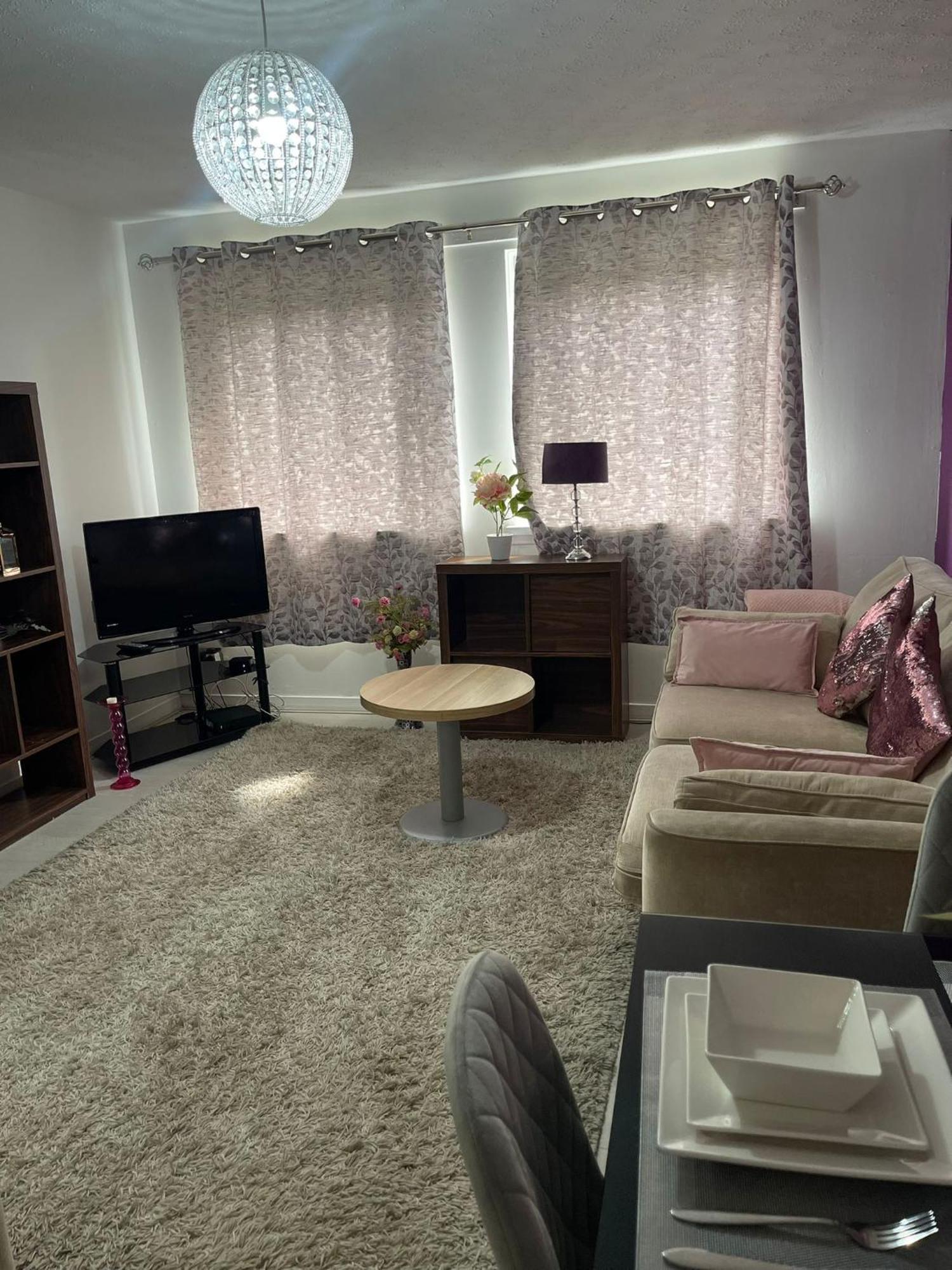 Chic 2 Bed With Free Parking- Recently Redecorated, 10 Minutes To Centre Apartment *