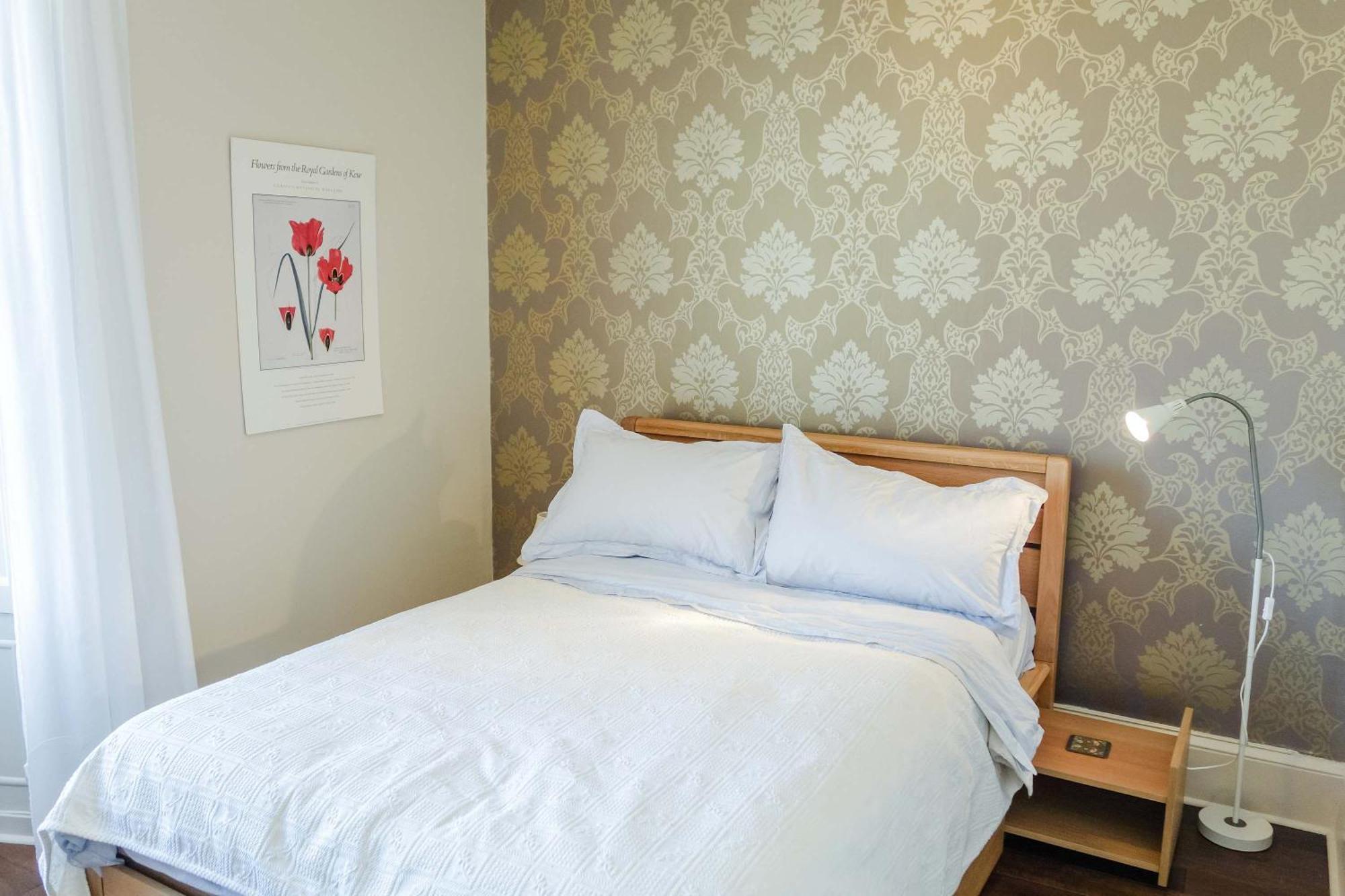 Sophisticated In Centre Apartment Edinburgh