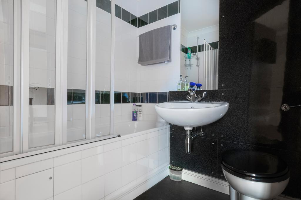 Dean Village - Lovely 2 Bed In Picturesque Dean Village With Balcony And Private Parking Apartment
