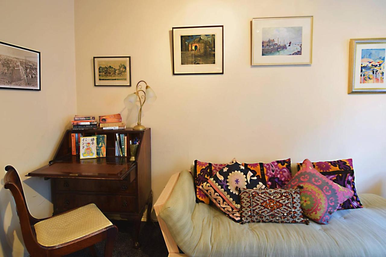Joivy Bohemian Writers Retreat In Old Town Edinburgh