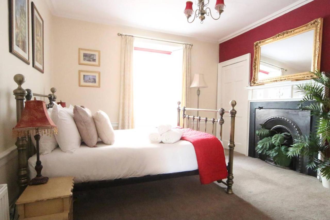 Altido Perfect Location - Stylish 2bd Rose St Apartment *