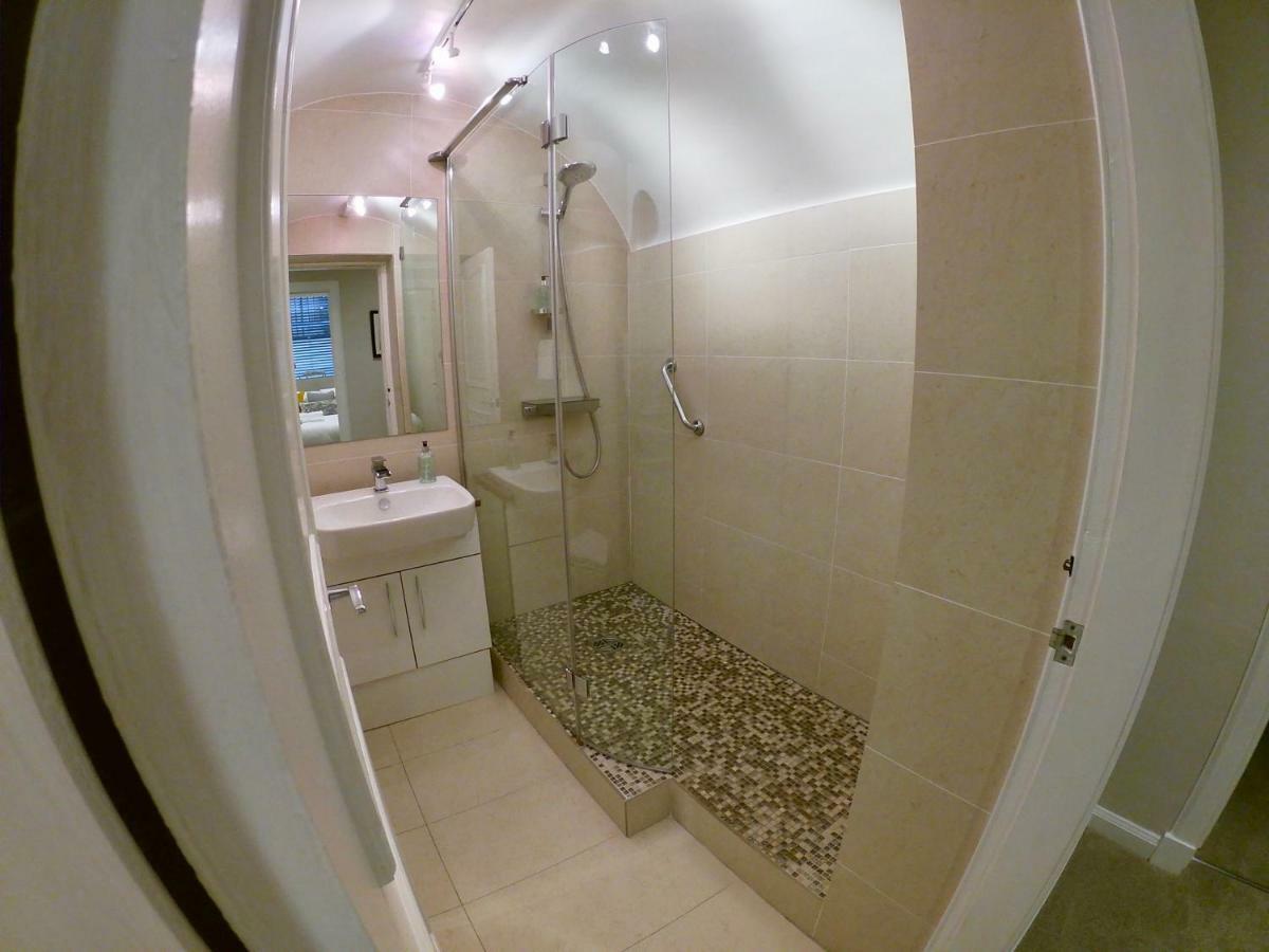 Escape To @ Abercromby Place Apartment *