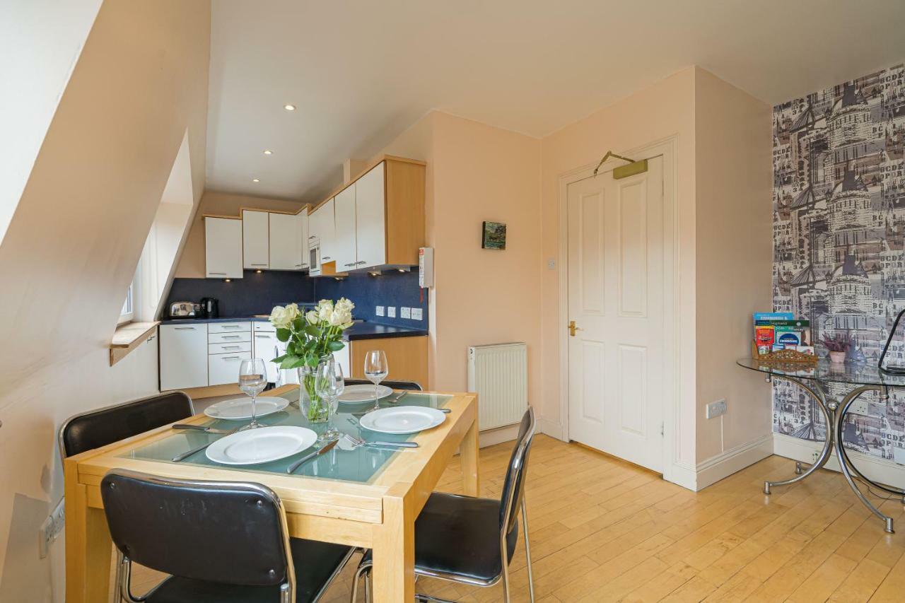 2 Bedroom Central With Stunning Castle View Apartment Edinburgh