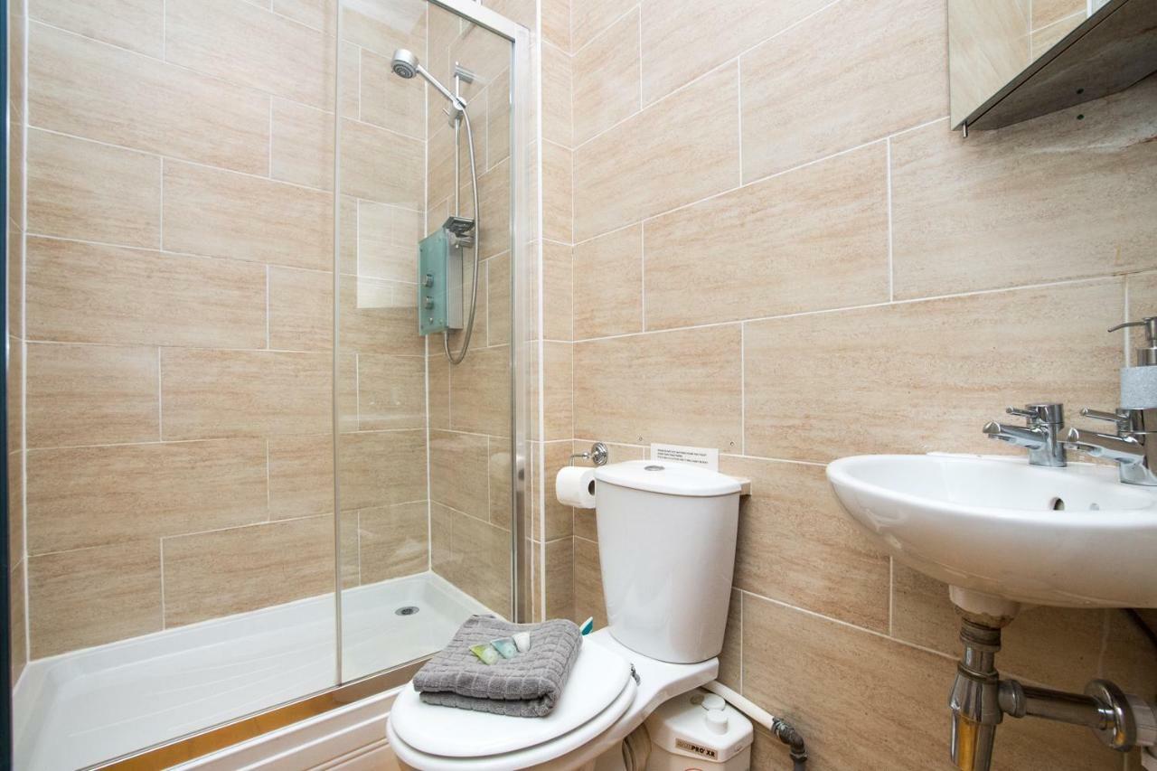 Beautiful, Traditional 2 Bedroom Main Door Flat
