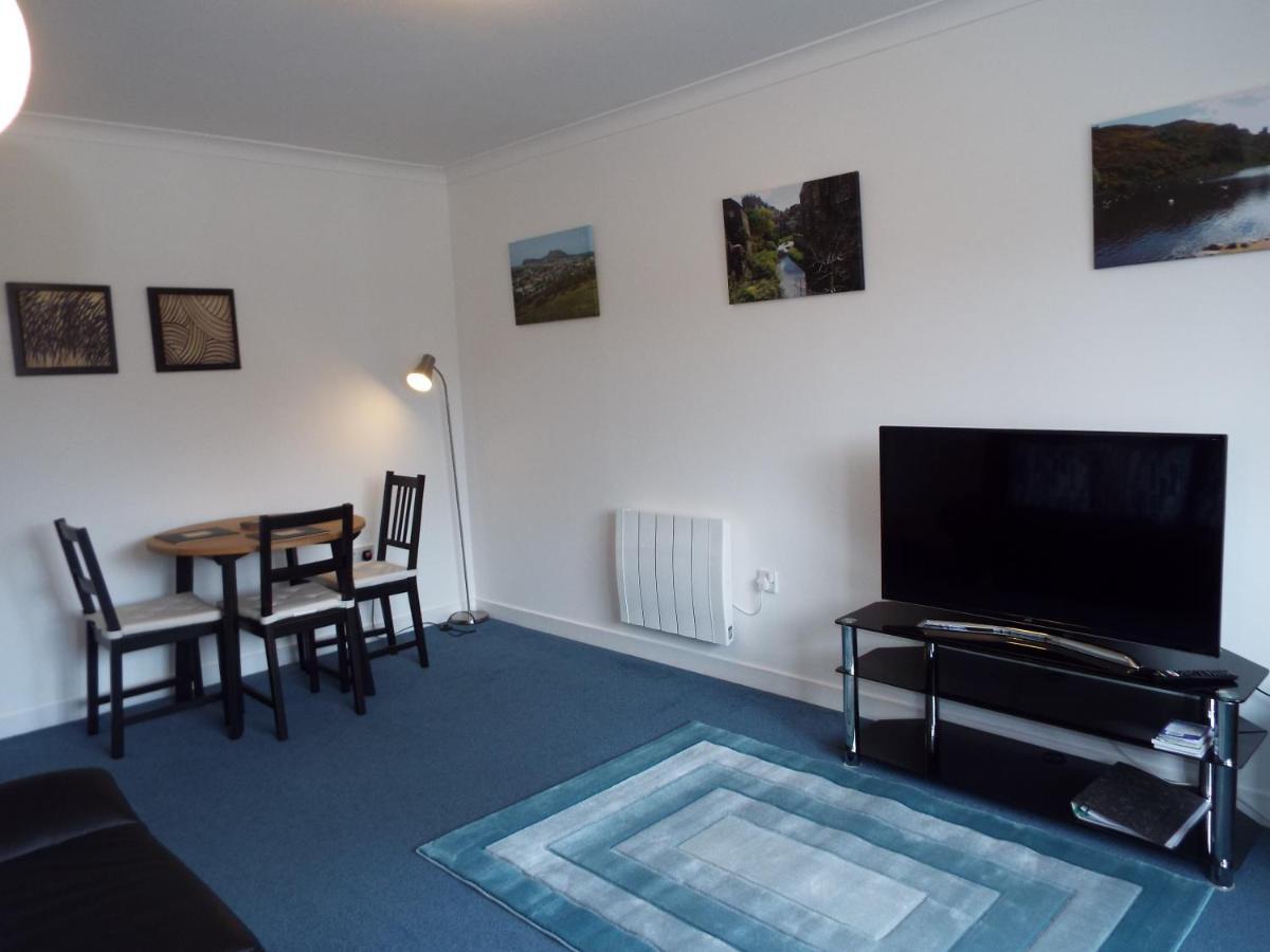 Ideal Location With Free On-site Private Parking * EDI