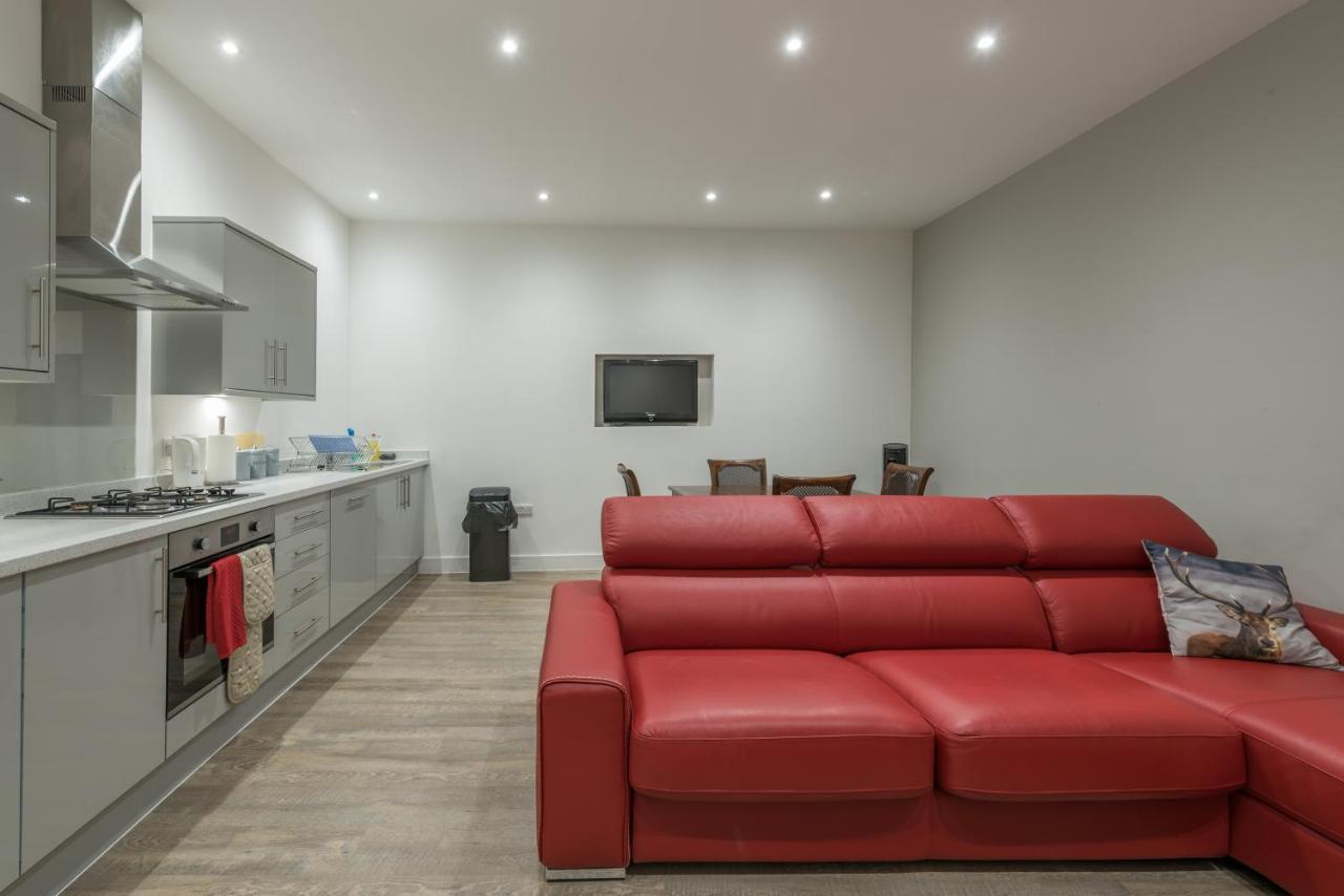 Haymarket Spacious 3 Bedroom Street Level Apartment *