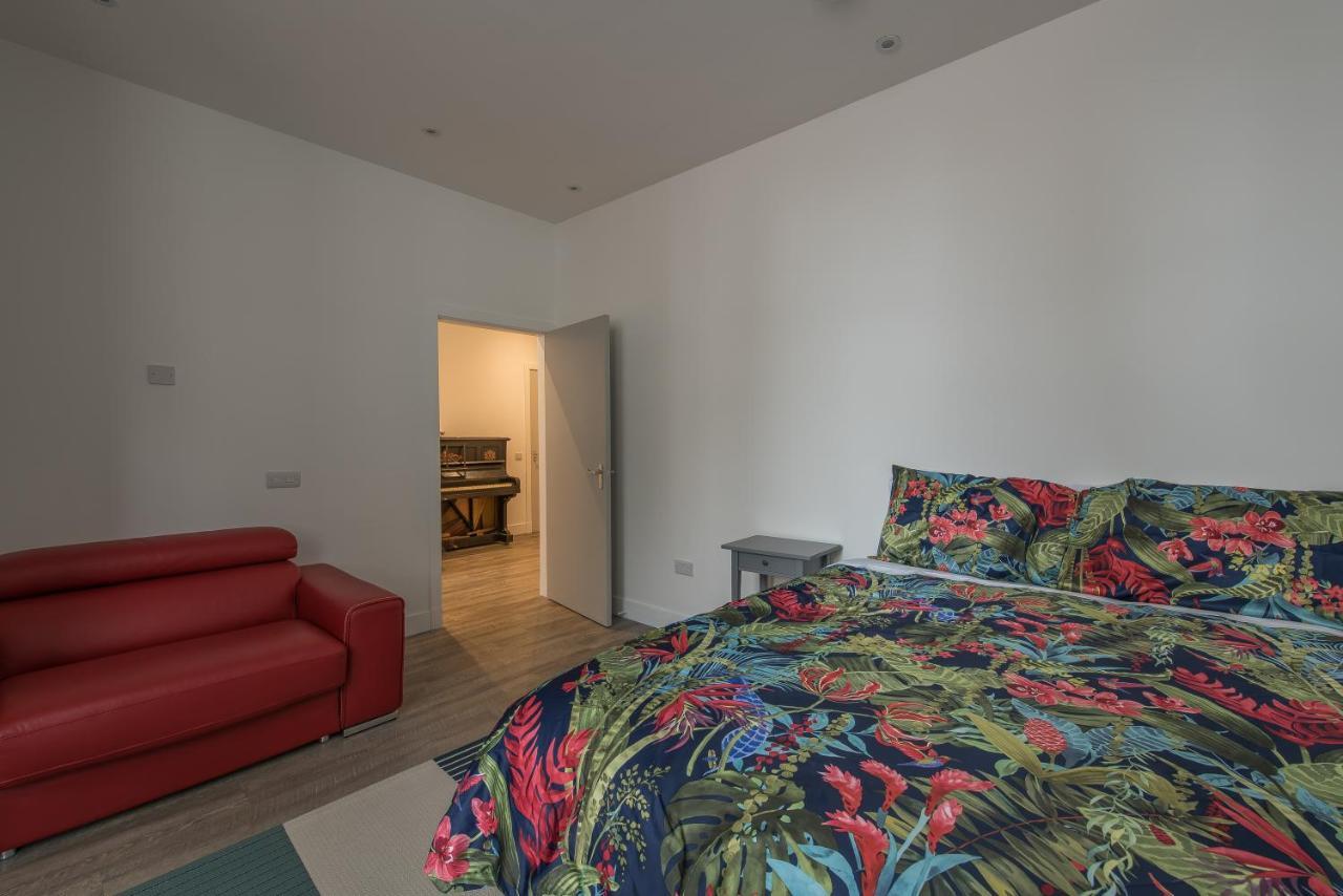 Haymarket Spacious 3 Bedroom Street Level Apartment