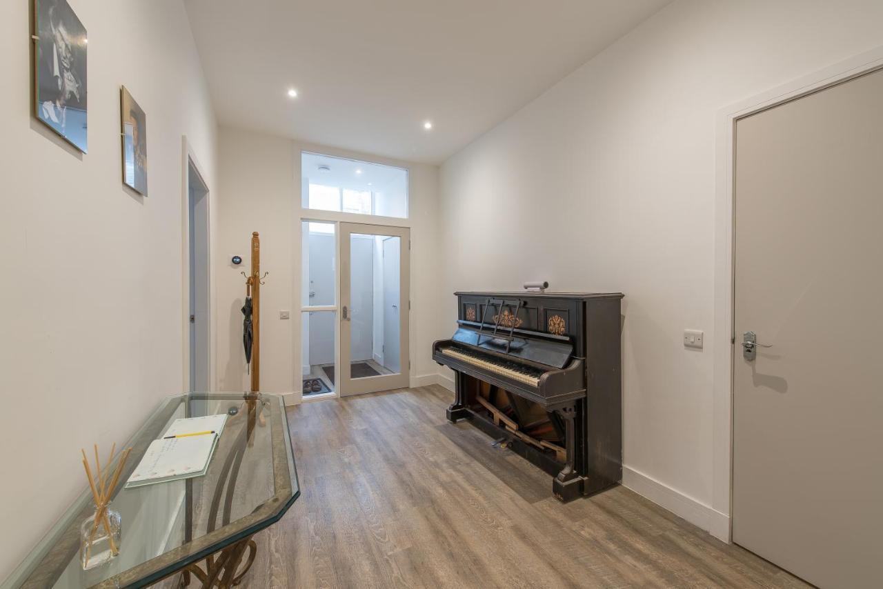 Haymarket Spacious 3 Bedroom Street Level Apartment *