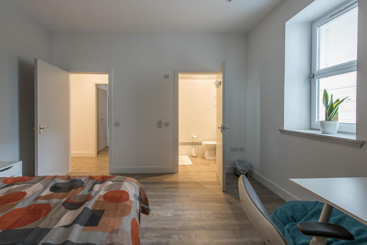 Haymarket Spacious 3 Bedroom Street Level Apartment *