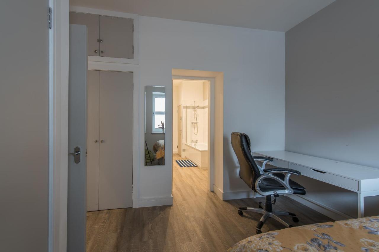 Haymarket Spacious 3 Bedroom Street Level Apartment Edinburgh