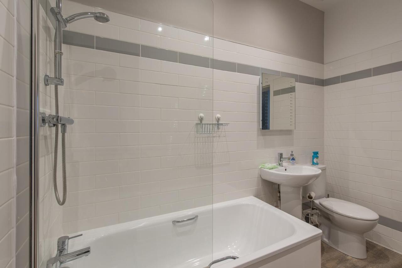 Haymarket Spacious 3 Bedroom Street Level Apartment