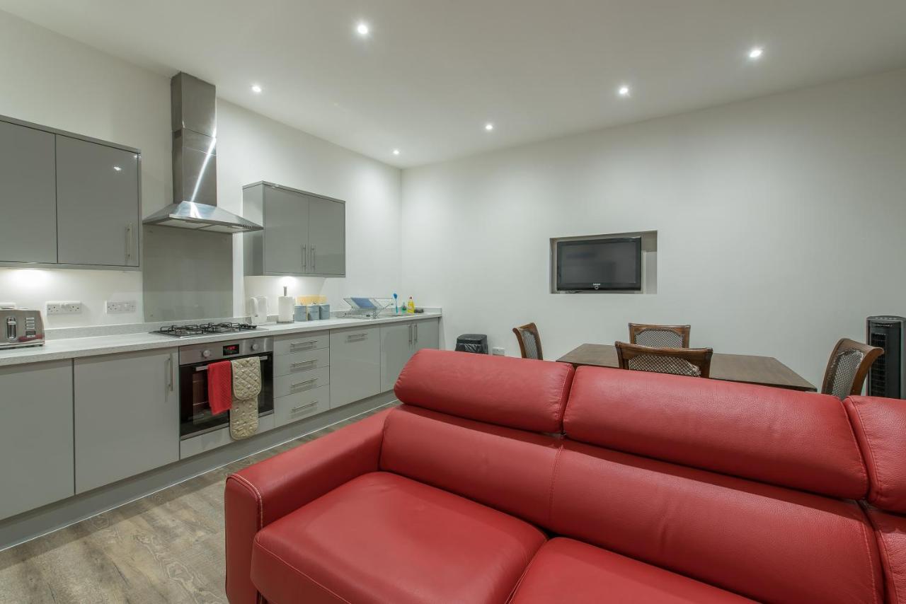 Haymarket Spacious 3 Bedroom Street Level *