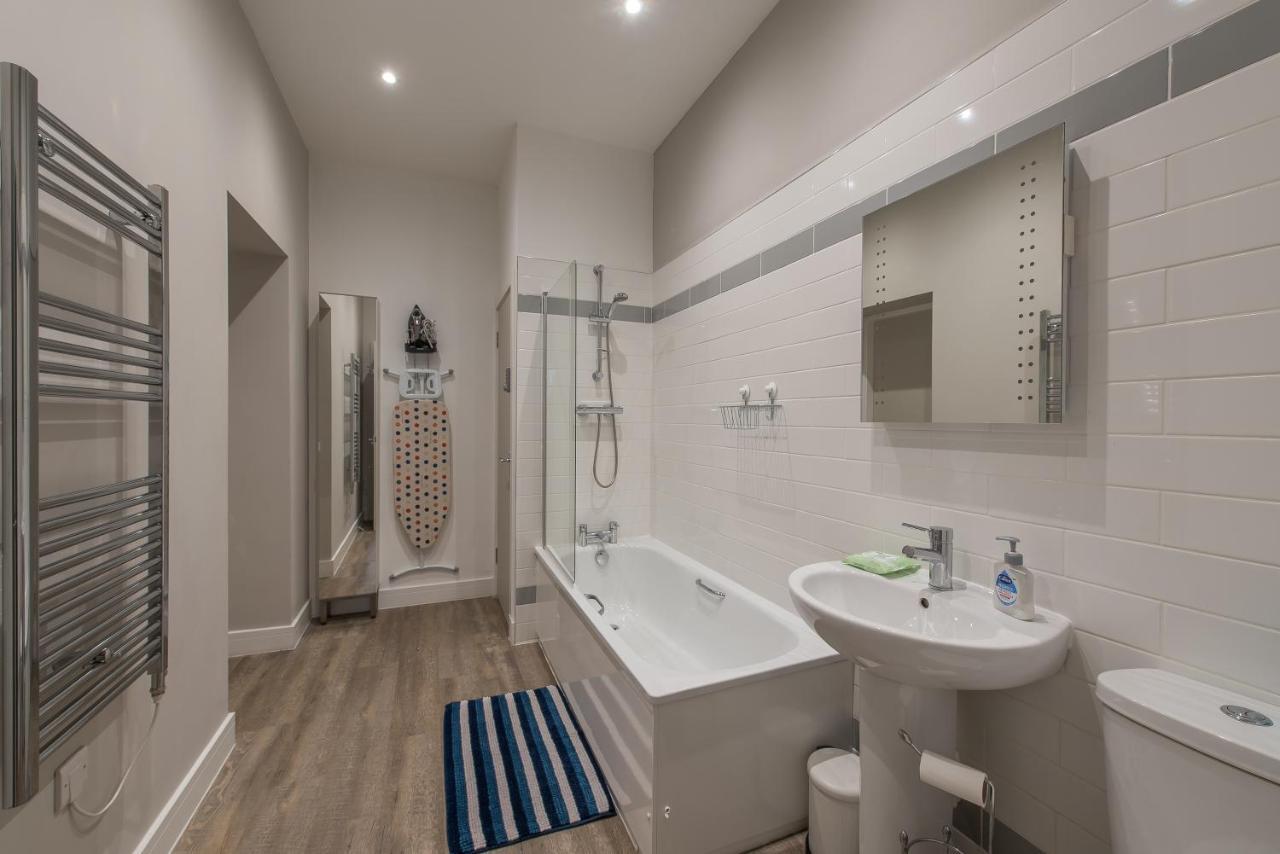 Haymarket Spacious 3 Bedroom Street Level Apartment