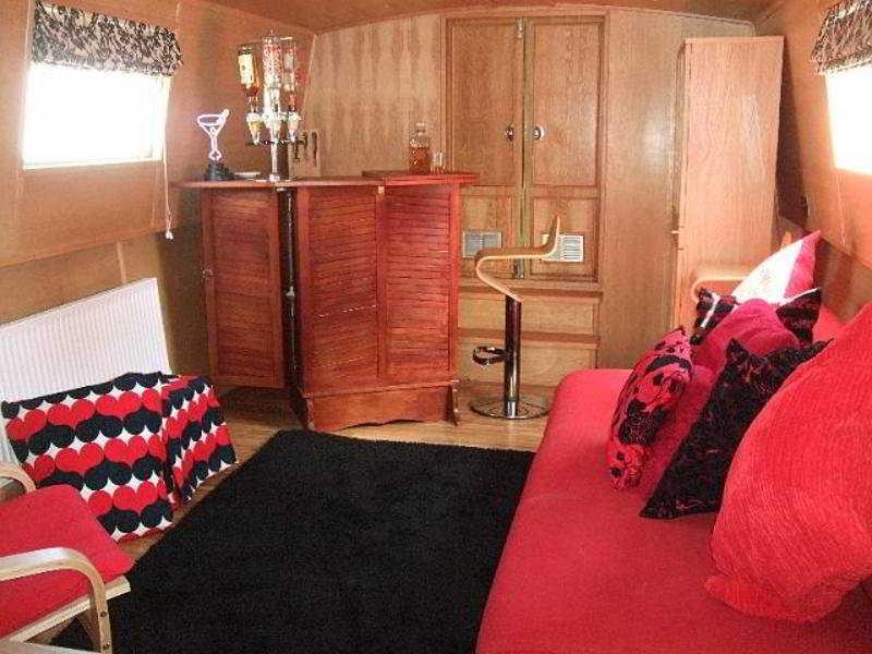 - Houseboats 4*