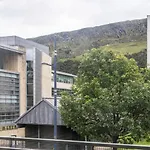 The Rock View Apartment Edinburgh Old Town 2-Bedroom Terrace Lift Parking