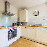 The Rock View Apartment Edinburgh Old Town 2-Bedroom Terrace Lift Parking