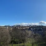 New Town Apartment With Castle View