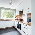 City Centre Stylish Apartment With Free Parking