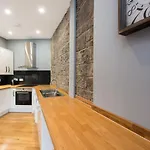 Castle Apt, Modern, Central