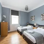 Castle Apt, Modern, Central