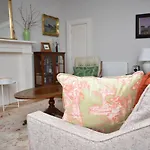 Bernard St - Bright And Spacious 1 Bed Apartment At The Shore!