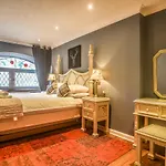 montrose terrace apartment