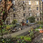 montrose terrace apartment
