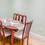 2 Bedroom Flat on Leith Walk Sleeps 4