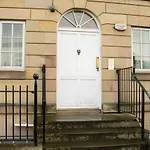 Beautifully Renovated Apartment -Central Edinburgh
