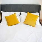 Beautifully Renovated Apartment -Central Edinburgh